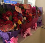 花送雷鋒手，情暖雷鋒心——“萬朵鮮花送雷鋒”活動(dòng)溫暖落幕